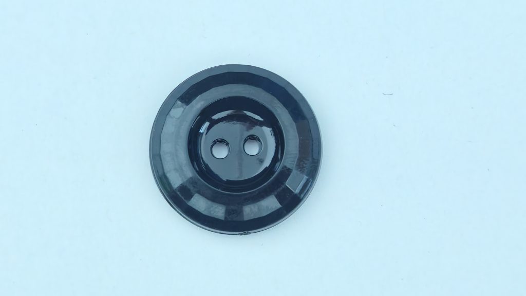 Trimmed-edge two-hole button appearance image