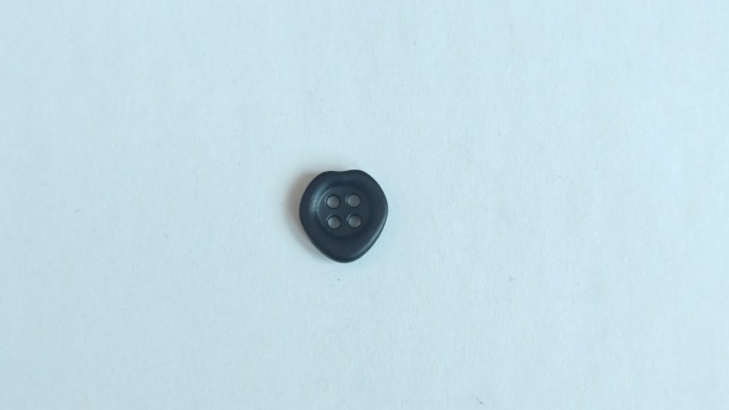 Special-shaped four-hole button product photo