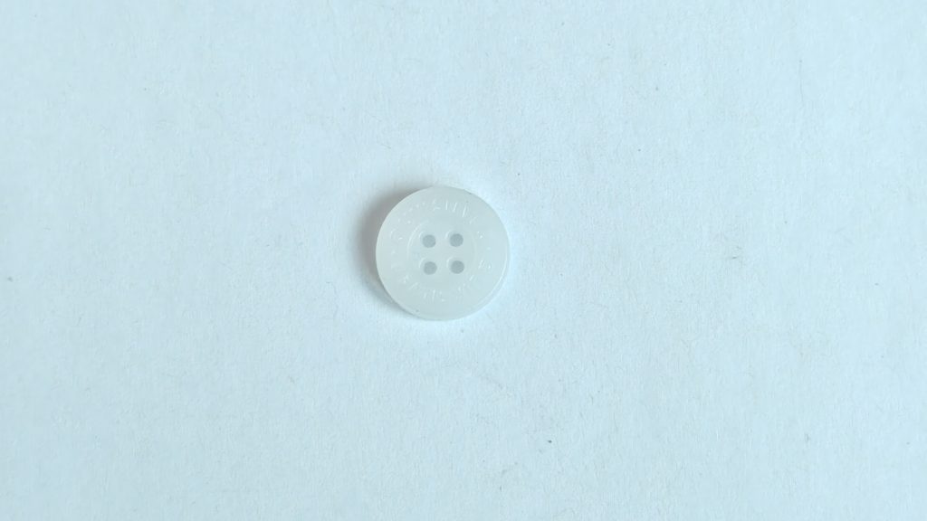 Letter-pattern four-hole button appearance image