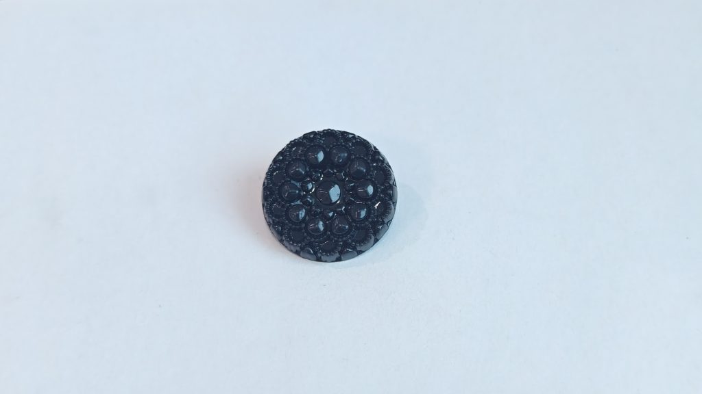 Openwork pattern stitched button appearance image
