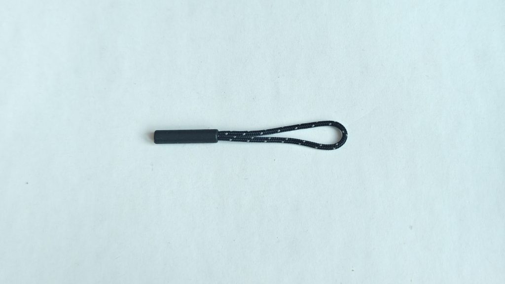 Zipper pull cord with slender straight-bar grip, product photo 1
