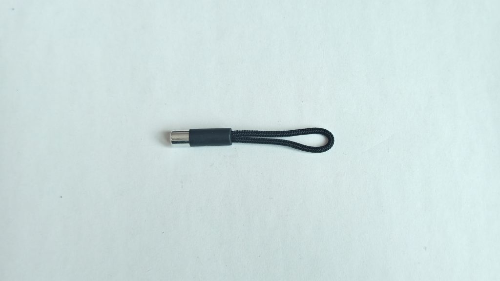 Zipper pull cord, metal end tip and barrel-shaped grip, product photo 1